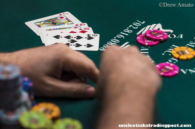 Introduction to Stud Poker โป๊กเกอร์มีหลายร้อยรูปแบบที่เล่นในบ้าน ห้องแบ็ครูม และคาสิโน ประเภทโป๊กเกอร์ส่วนใหญ่เป็นที่นิยมในสิทธิของตนเอง 